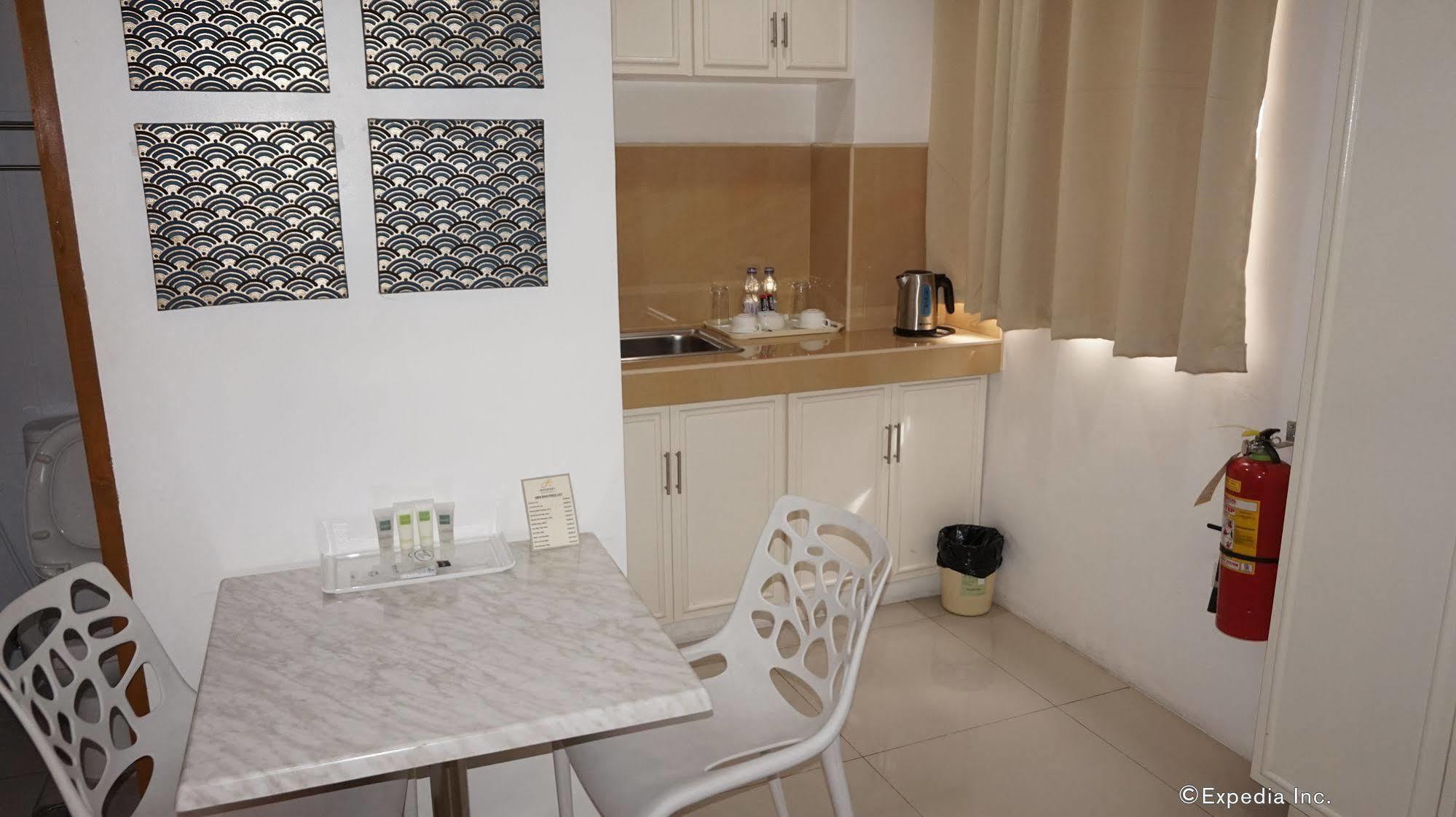 Baymont Suites&Residences Paranaque City Exterior foto