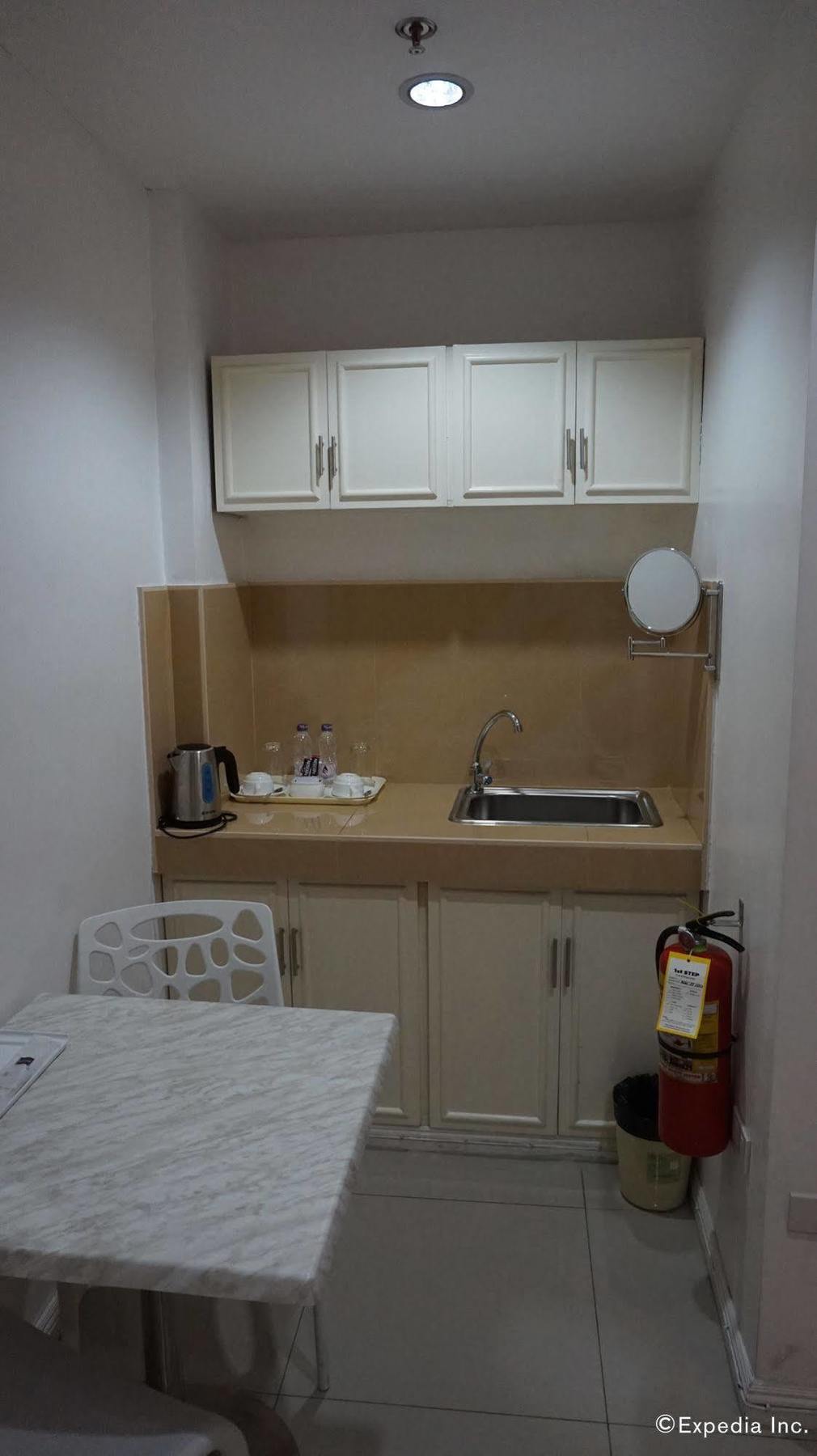 Baymont Suites&Residences Paranaque City Exterior foto