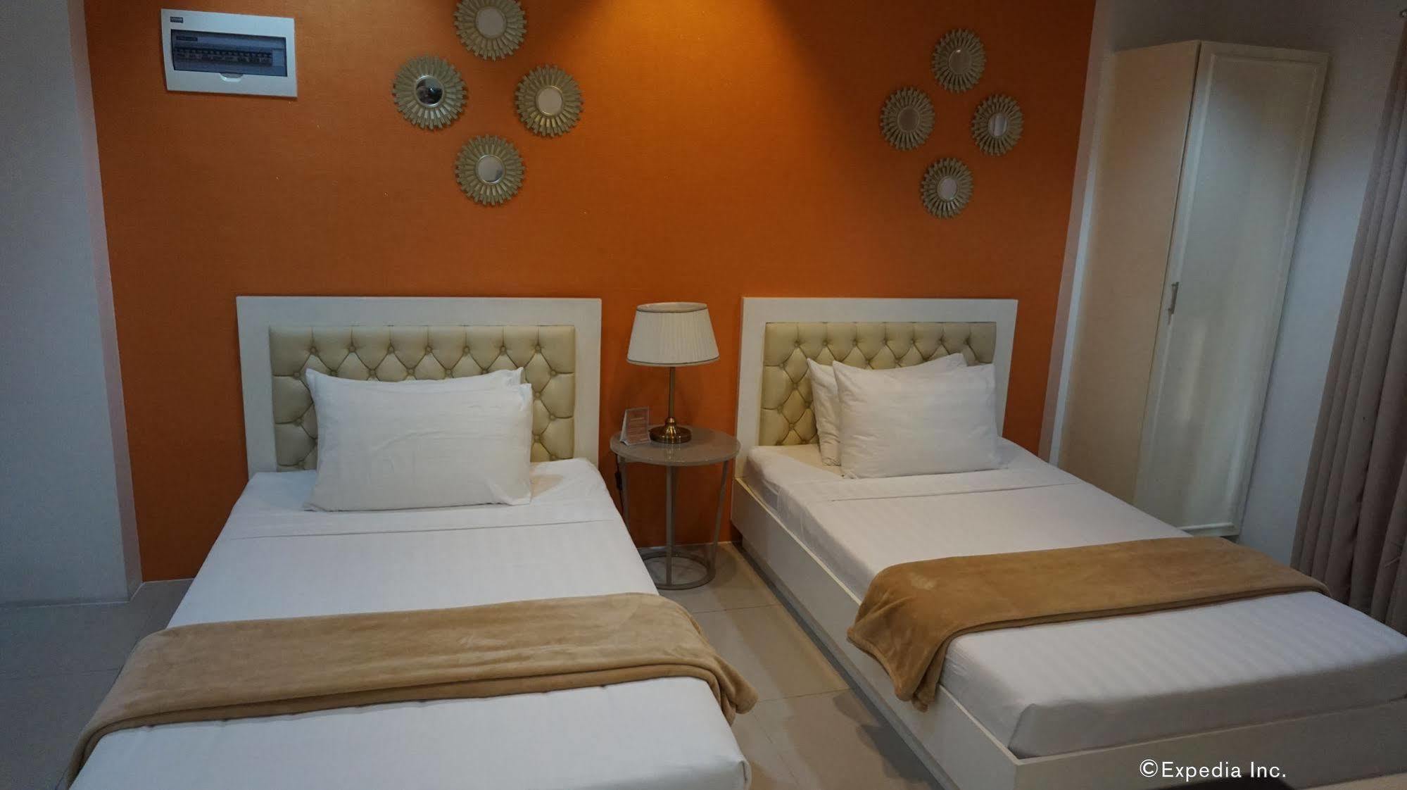 Baymont Suites&Residences Paranaque City Exterior foto