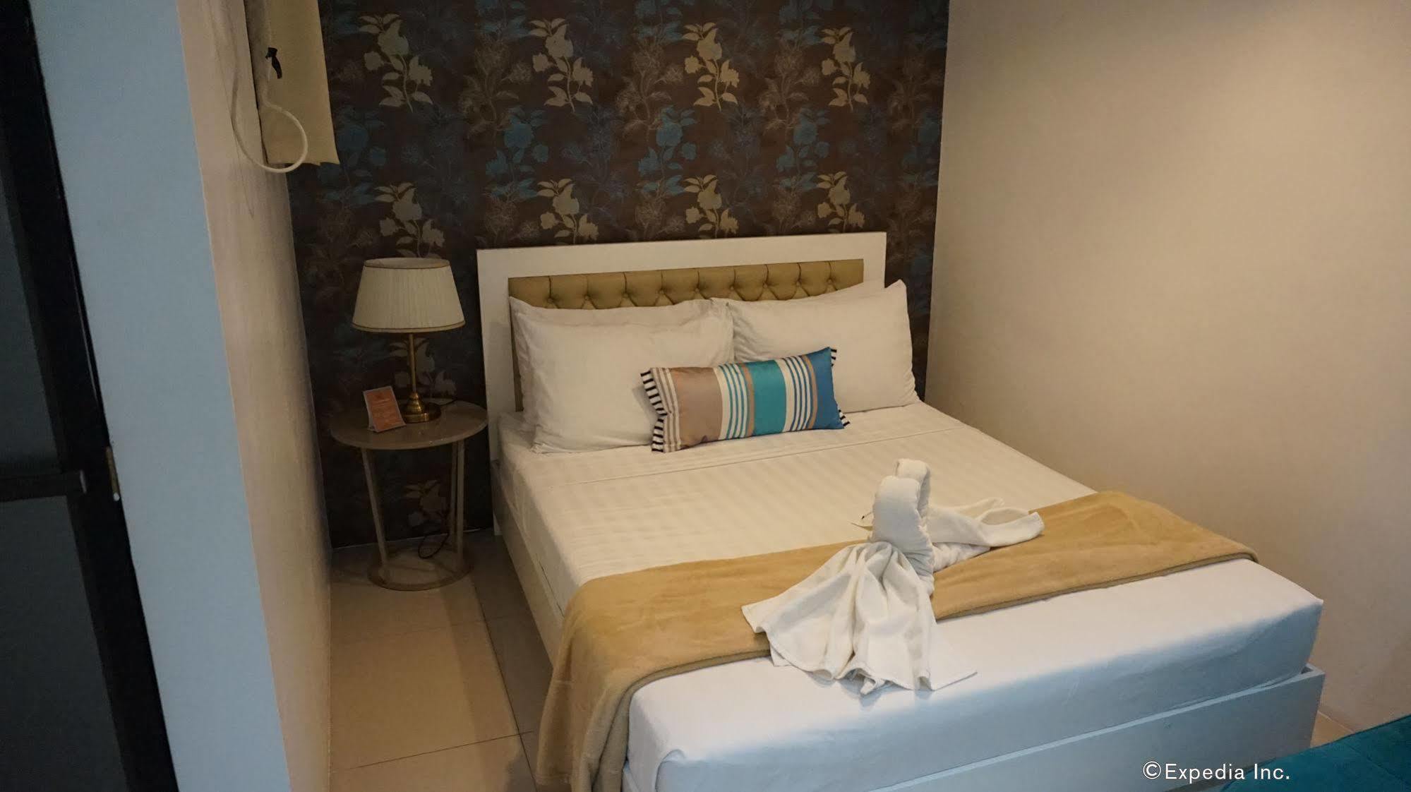 Baymont Suites&Residences Paranaque City Exterior foto
