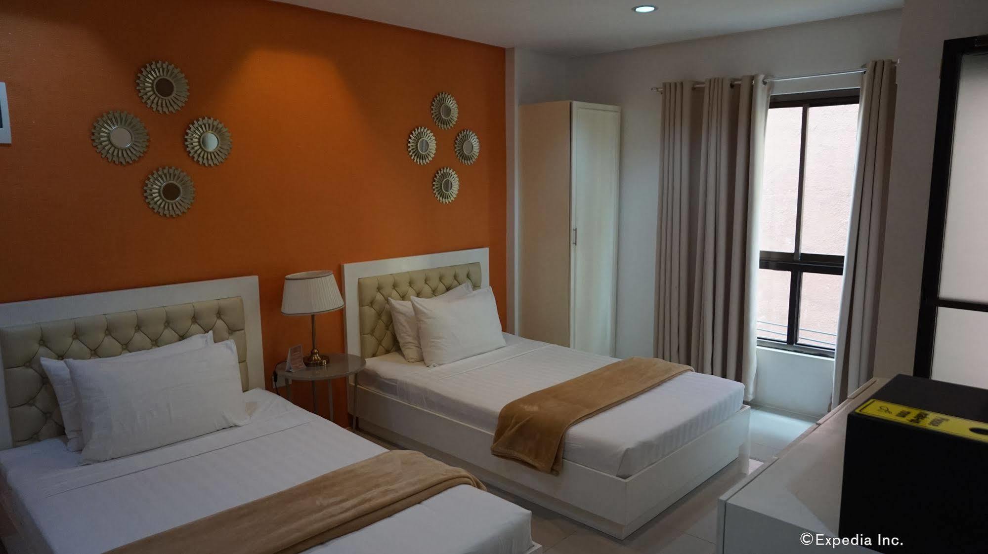 Baymont Suites&Residences Paranaque City Exterior foto